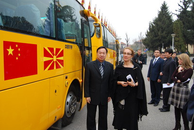 中国援助马其顿校车改善该国学生学习环境（图）